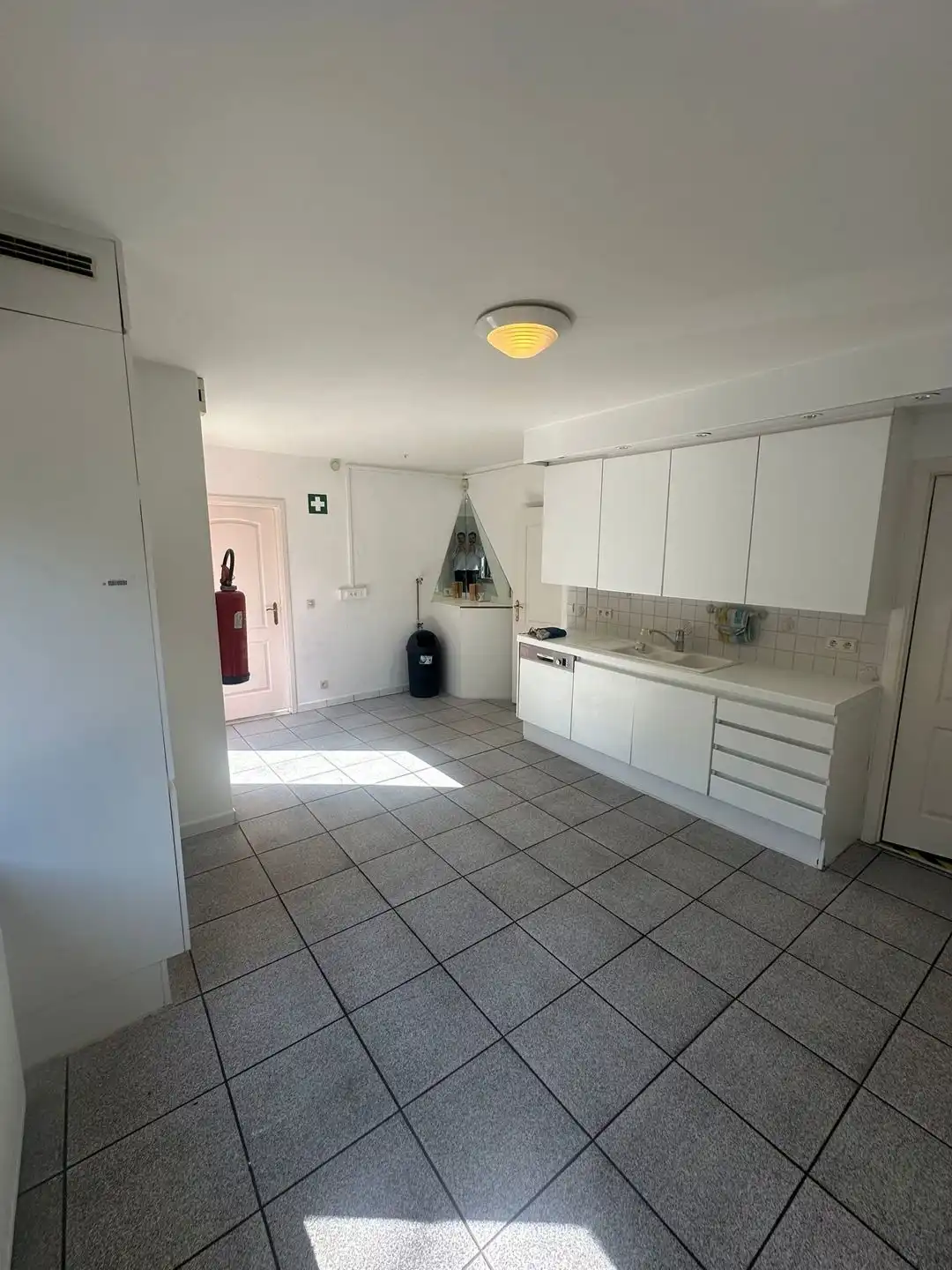 Instapklaar bedrijfspand te Verrebroek foto 12