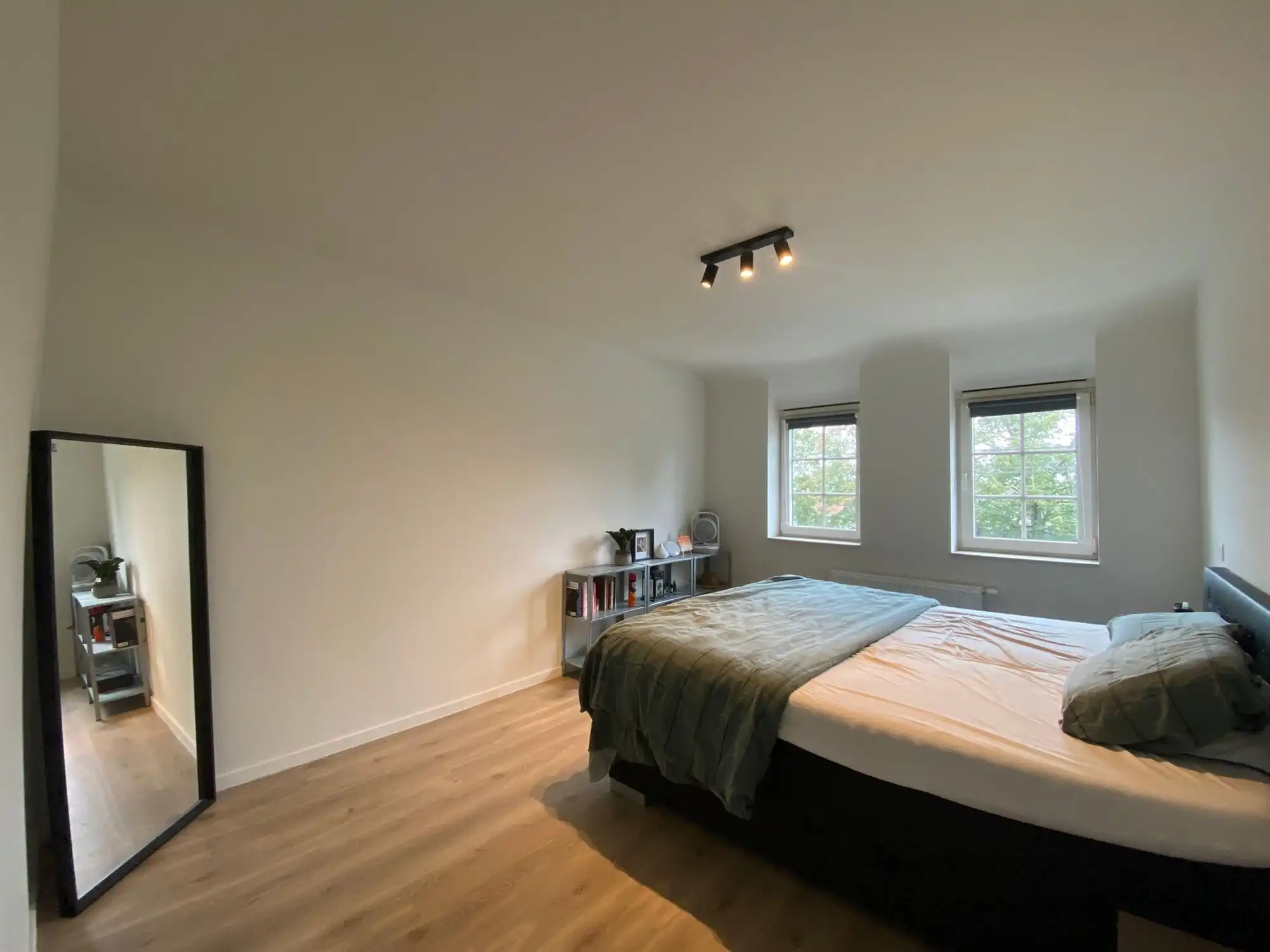 Mooi afgewerkte halfopen woning met 4 slaapkamers en inpandige garage foto 13