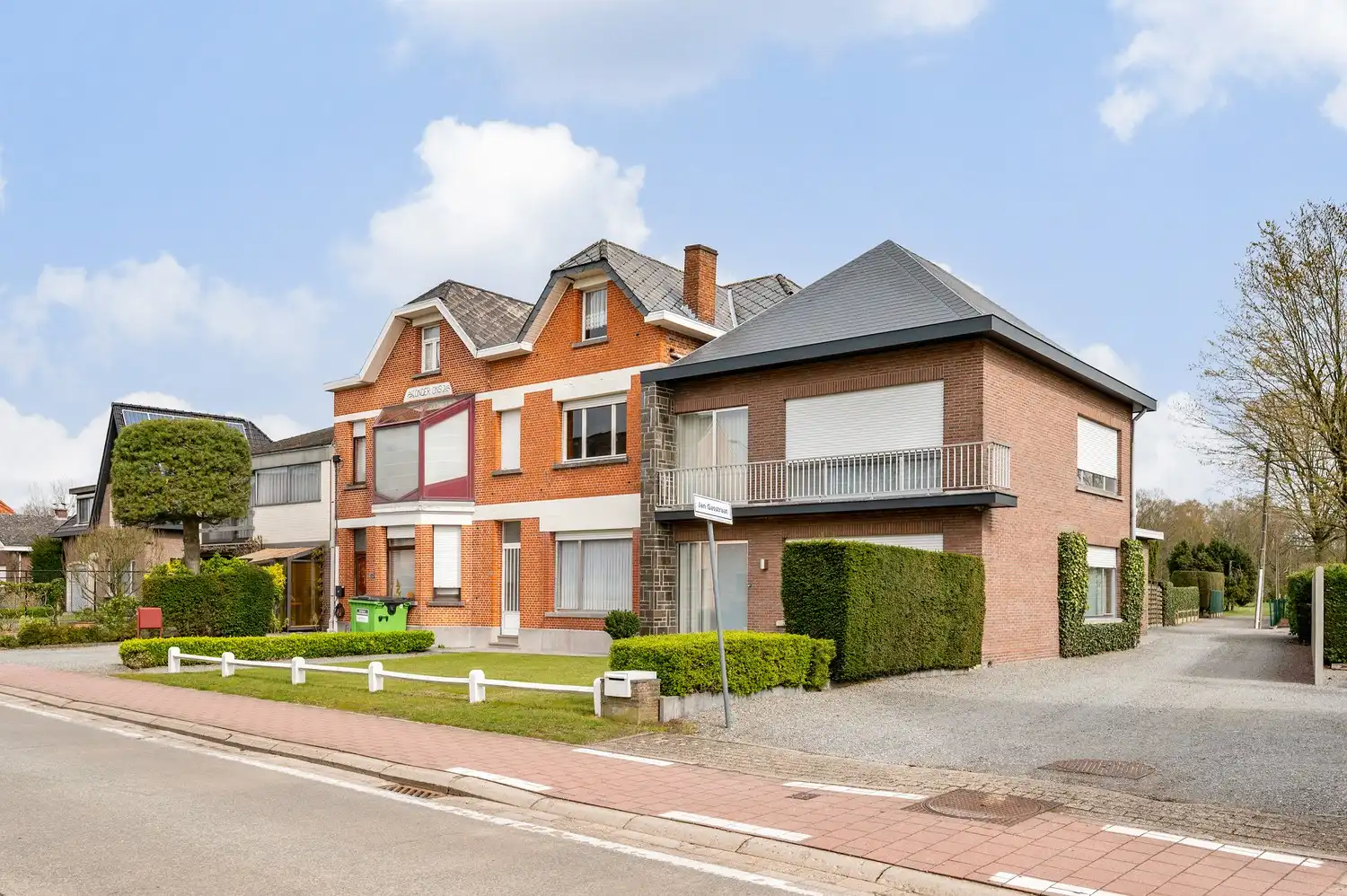 TE RENOVEREN WONING MET 3 SLPKS, PRACHTIGE TUIN + ACHTERLIGGENDE STAANPLAATS foto 3