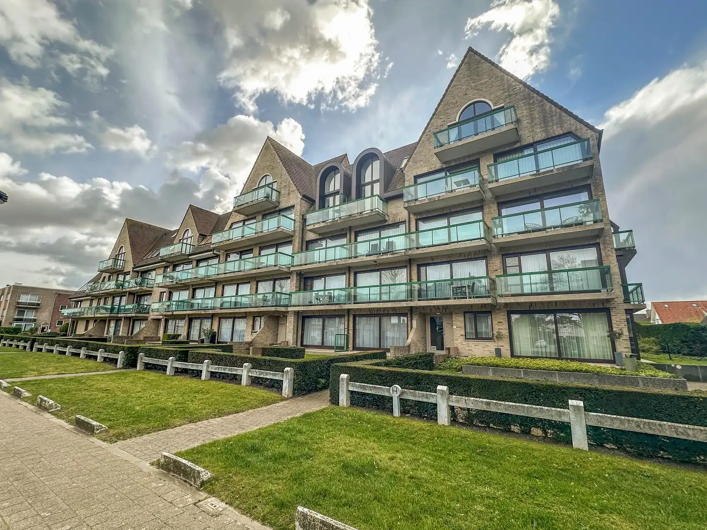 Instapklaar appartement met 2 brede zonneterrassen op een boogscheut van Oostduinkerke-bad. foto {{pictureIndex}}