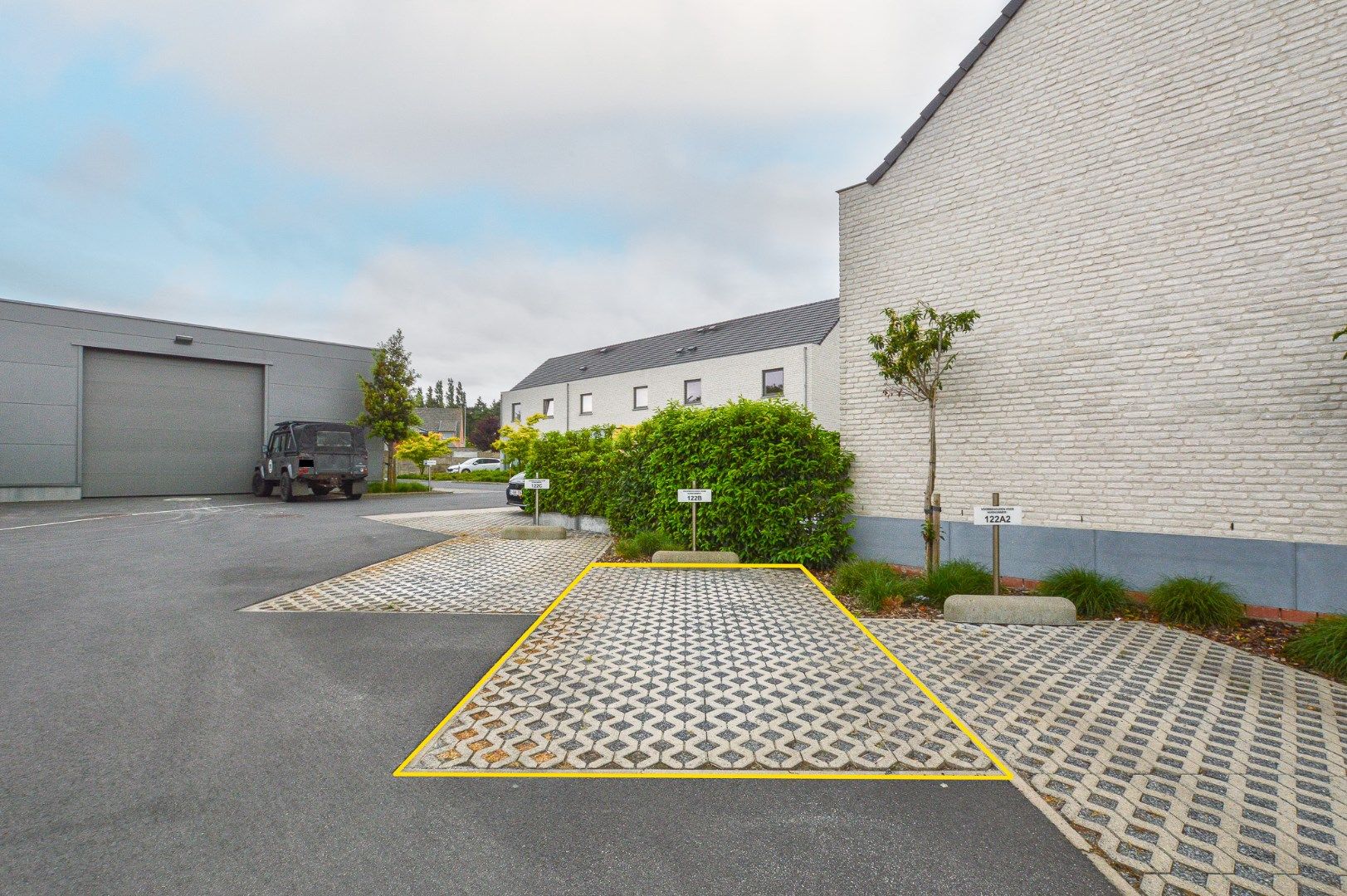 Prachtige nieuwbouwwoning in volledig aangelegd woonerf met 3 slaapkamers, zongericht terras en tuin foto 2