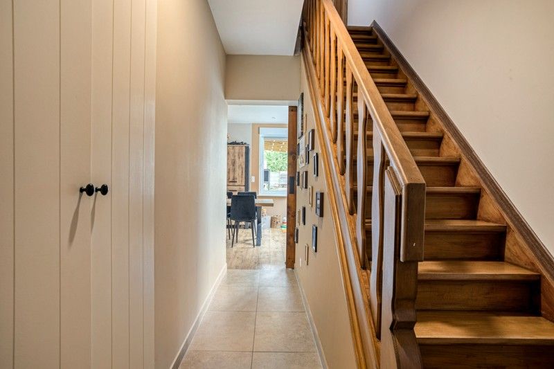 Gerenoveerde halfopen woning met 3 slaapkamers, zonnige tuin en inpandige garage in hartje Wakken! foto 3