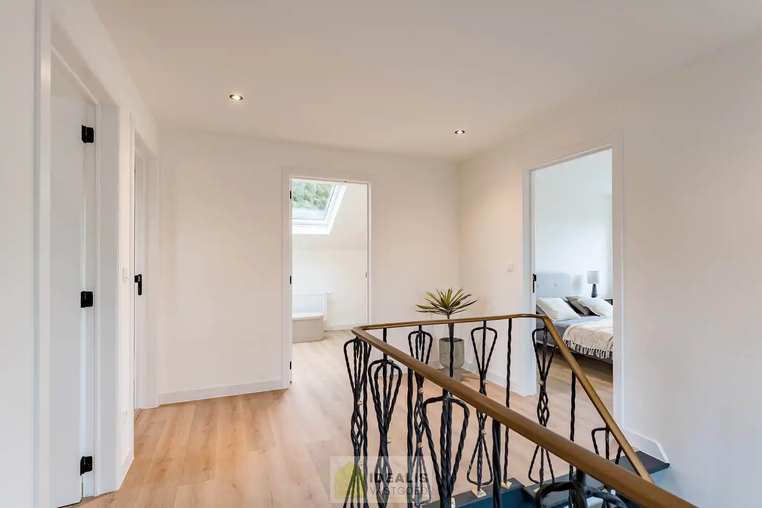 Schitterend volledig vernieuwde woning met een heerlijke open leefruimte, luxe keuken, 3 ruime slaapkamers, een ruime luxueuze badkamer én een apart bureel foto 23