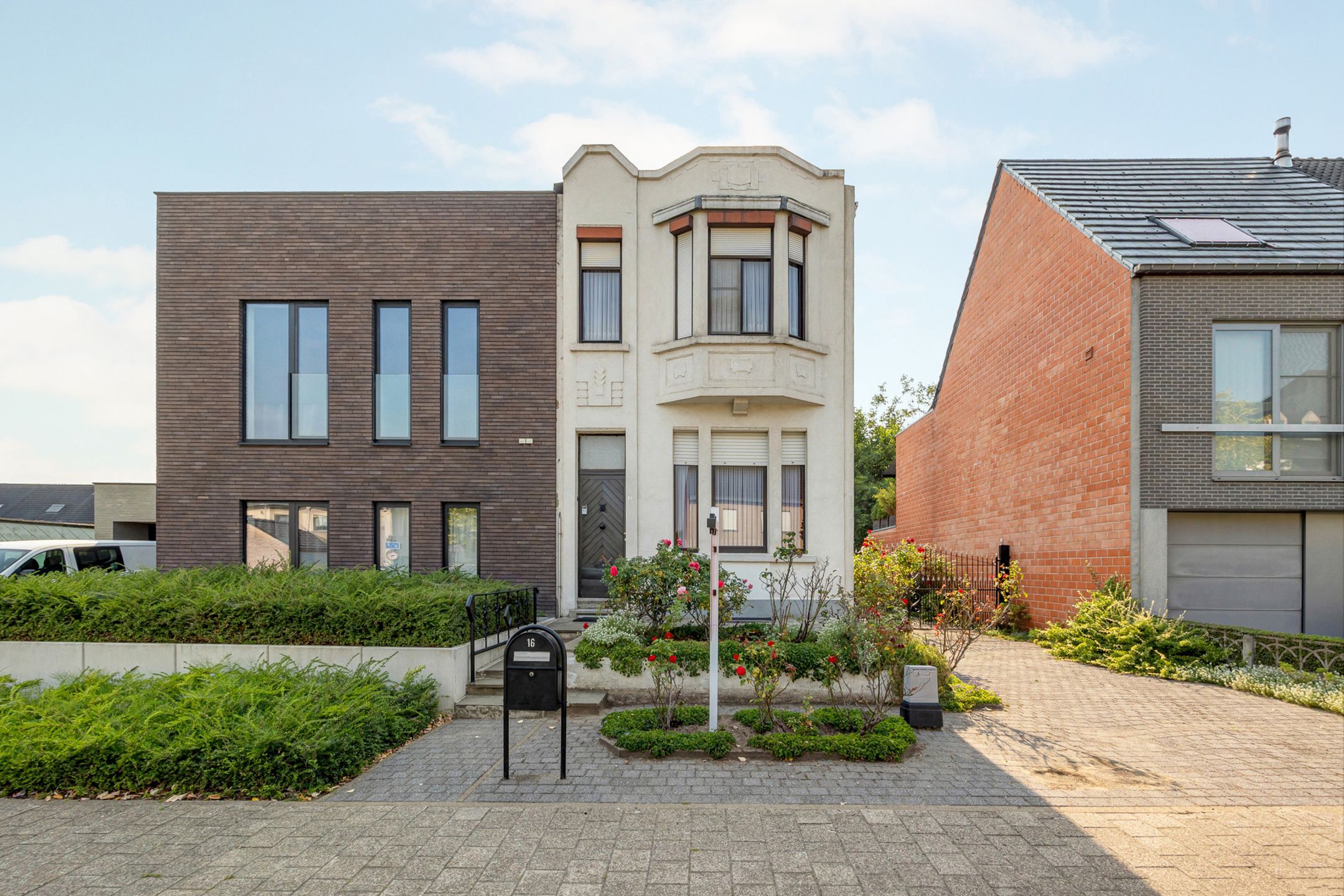 goed gelegen te renoveren woning met tuin en 2 garages + aanpalende bouwgrond (175m²) foto 2