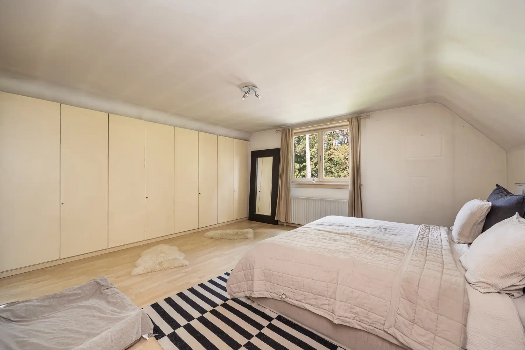 Te renoveren villa met paardenstallen op ca. 1753 m². foto 11