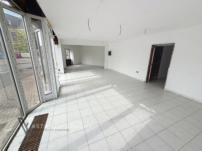 Te renoveren handelspand met duplex appartement op zichtlocatie foto 3