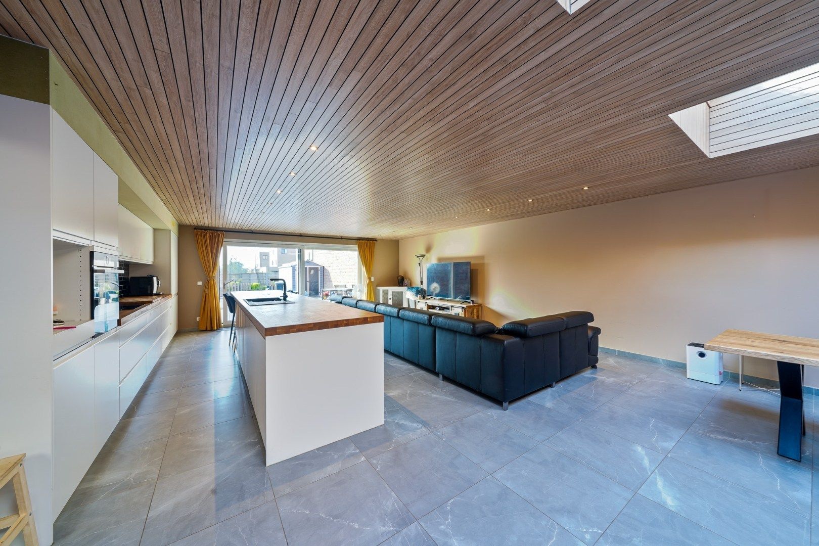 Ruime gerenoveerde "halfopen" -woning met 4 slaapkamers te Oudenburg foto 6