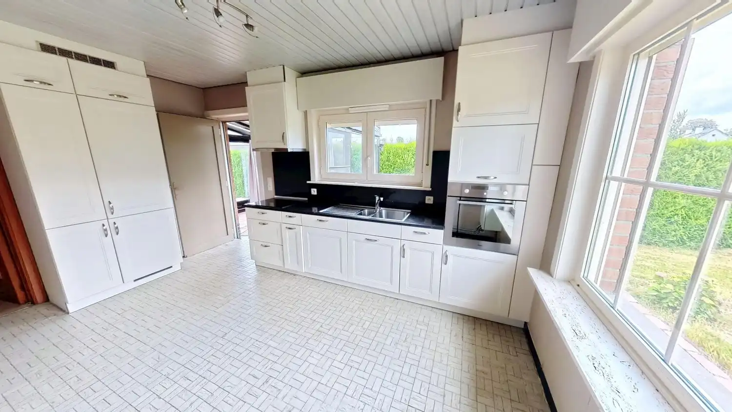 Centraal gelegen woning met veel potentieel op mooi perceel! foto 6