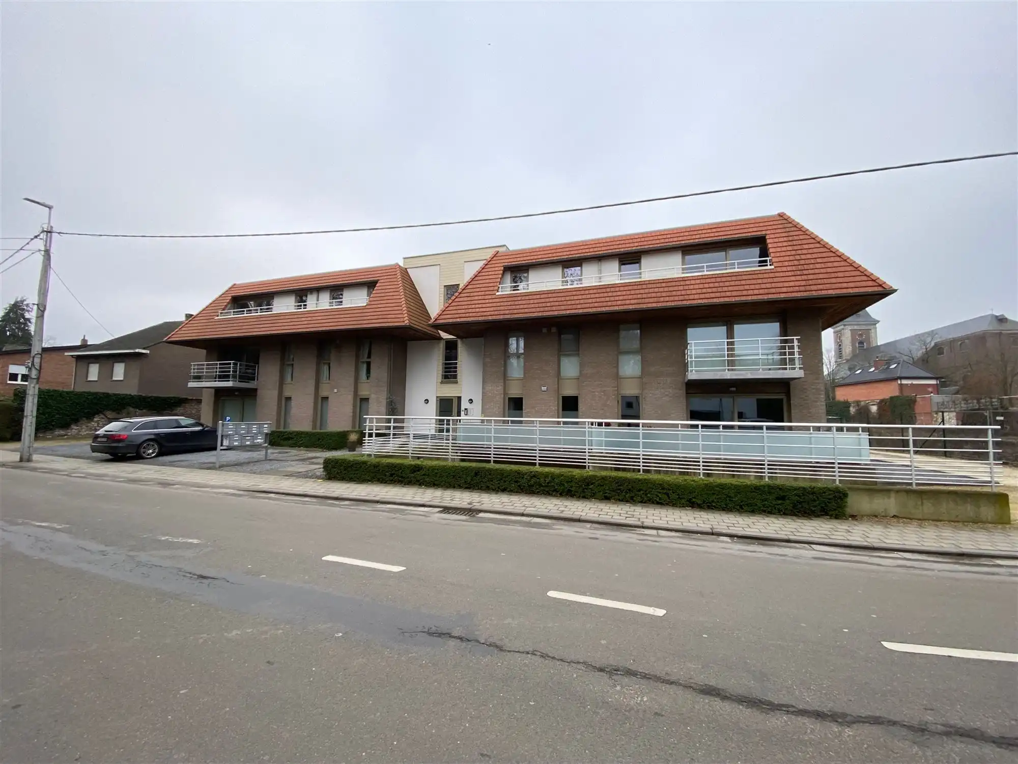 Ruim gelijkvloers appartement met twee slaapkamers, berging en ondergrondse autostaanplaats foto {{pictureIndex}}