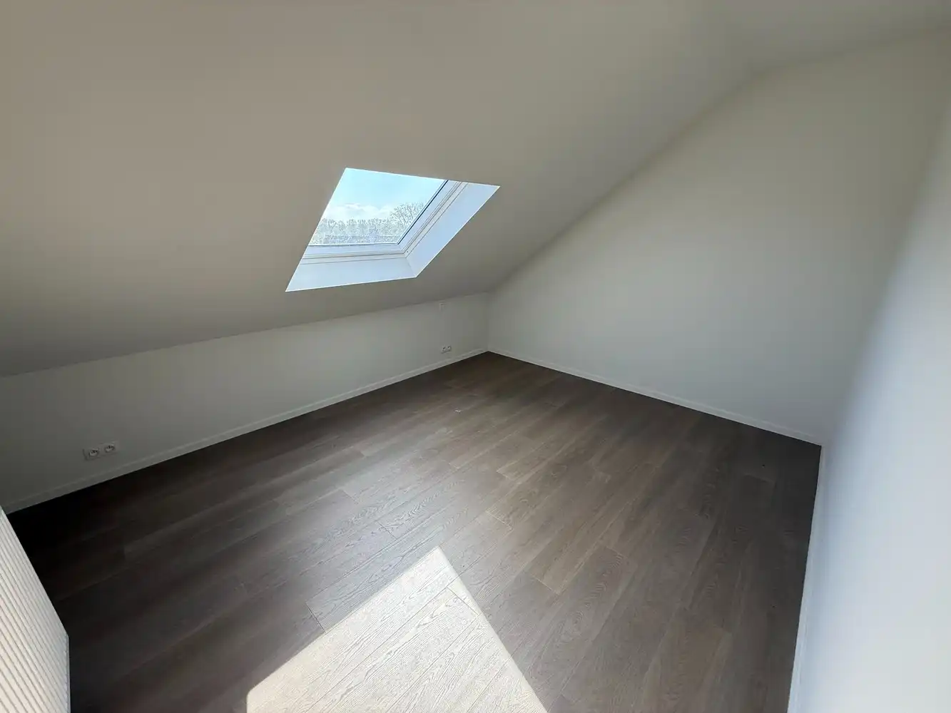 Ruim duplex nieuwbouwappartement met 2 slaapkamers én parkeerplaats! foto 5