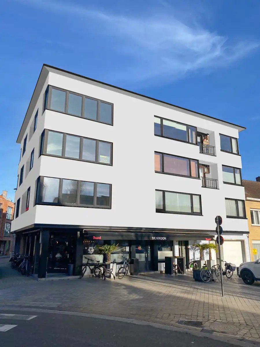 Prachtig gerenoveerd appartement aan de Markt in Gistel. foto 9