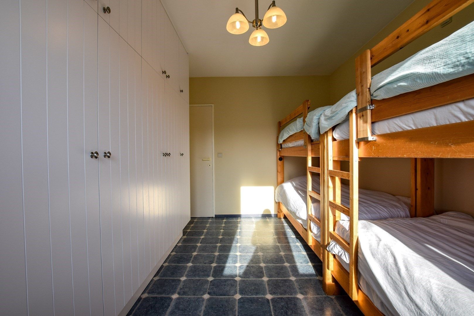 INSTAPKLAAR appartement (88m²) met FRONTAAL ZEEZICHT en 2/3 slaapkamer op de zeedijk te Koksijde-Bad. foto 9