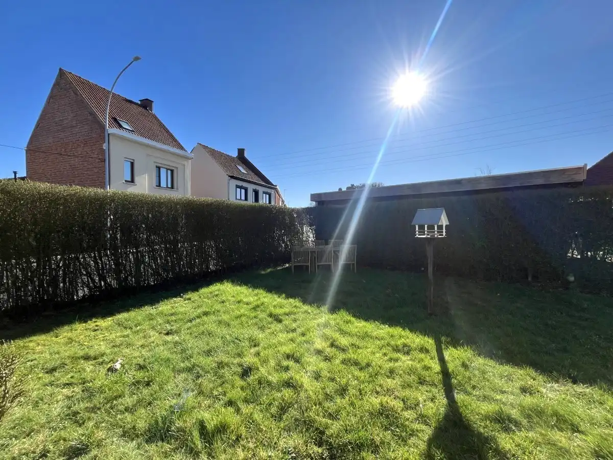 Izegem - Volledig gerenoveerde open bebouwing met zonnige tuin foto 17
