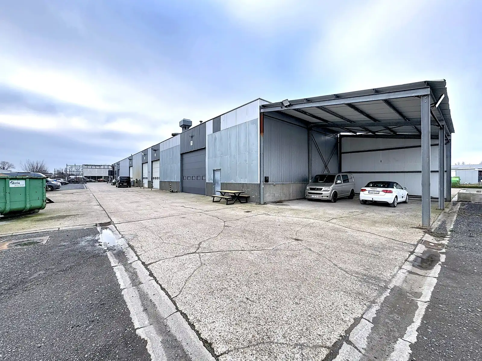 Verhard perceel INDUSTRIEGROND (± 1.800m2) met OVERKAPPING te huur op bedrijventerrein "Blauwe Toren" te Brugge. Volledig omheind en afgesloten aan de openbare weg! foto 3