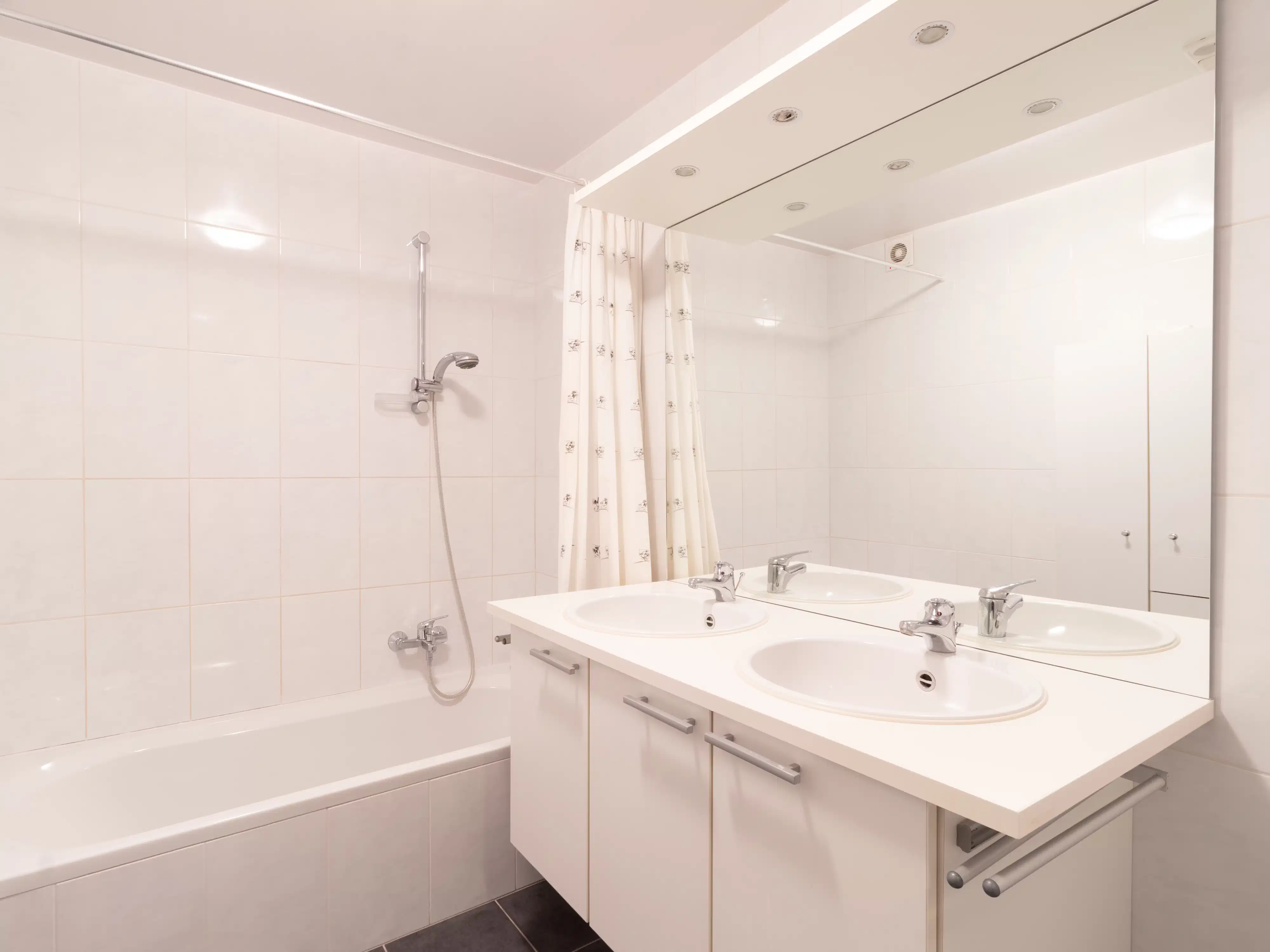 Licht appartement met twee terrassen en autostaanplaats foto 8