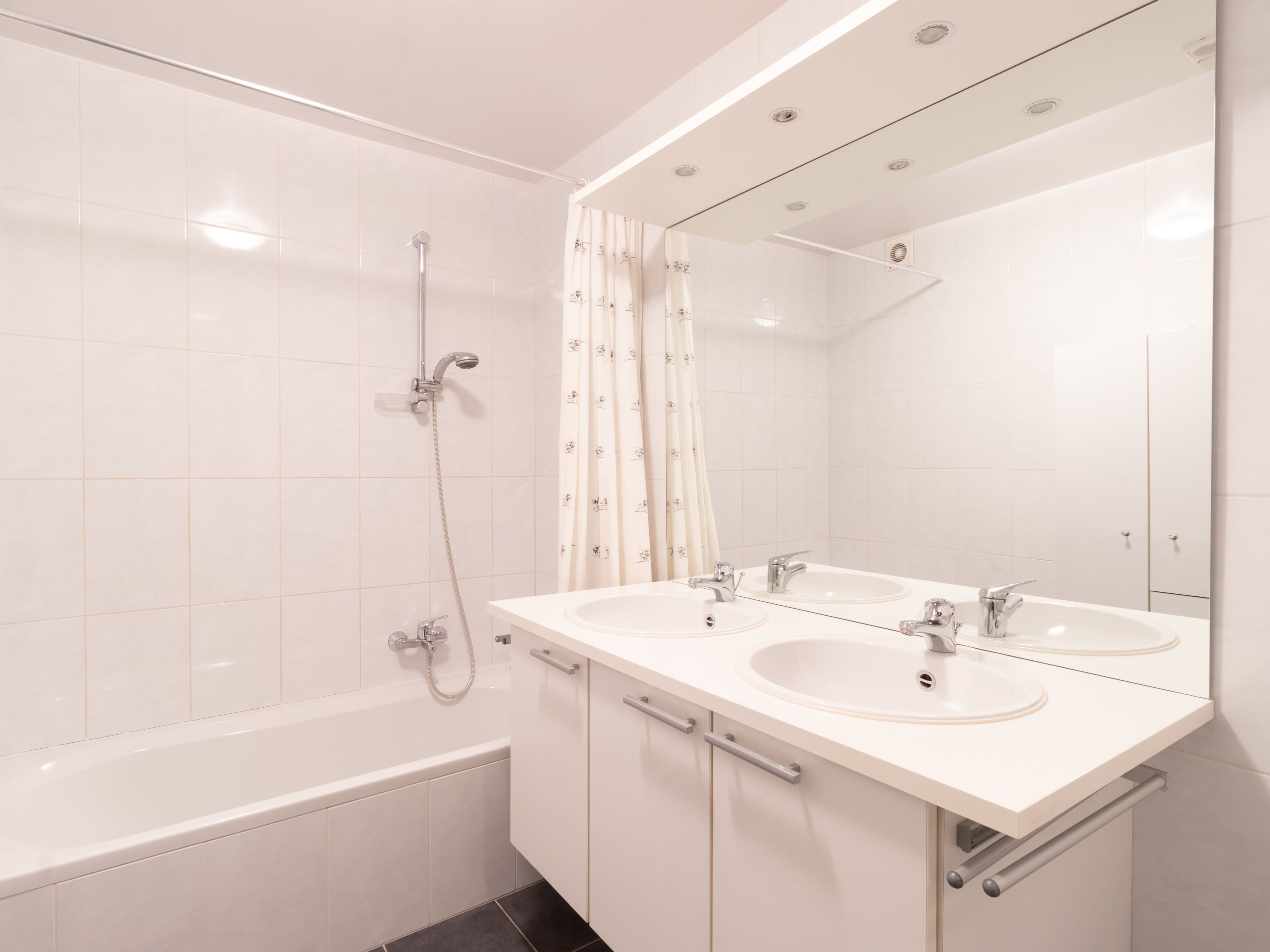 Licht appartement met twee terrassen en autostaanplaats foto 8