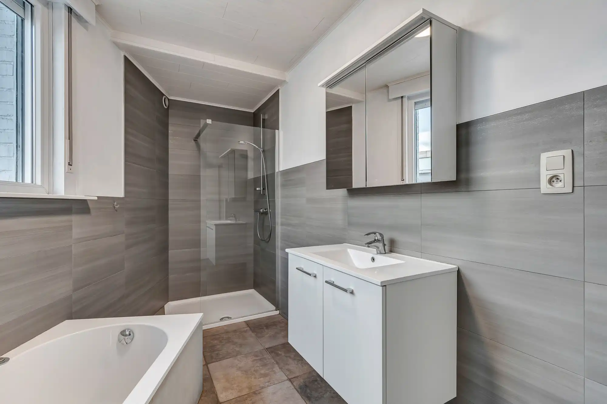 Te renoveren halfopen woning met ruime garage en grote tuin foto 7