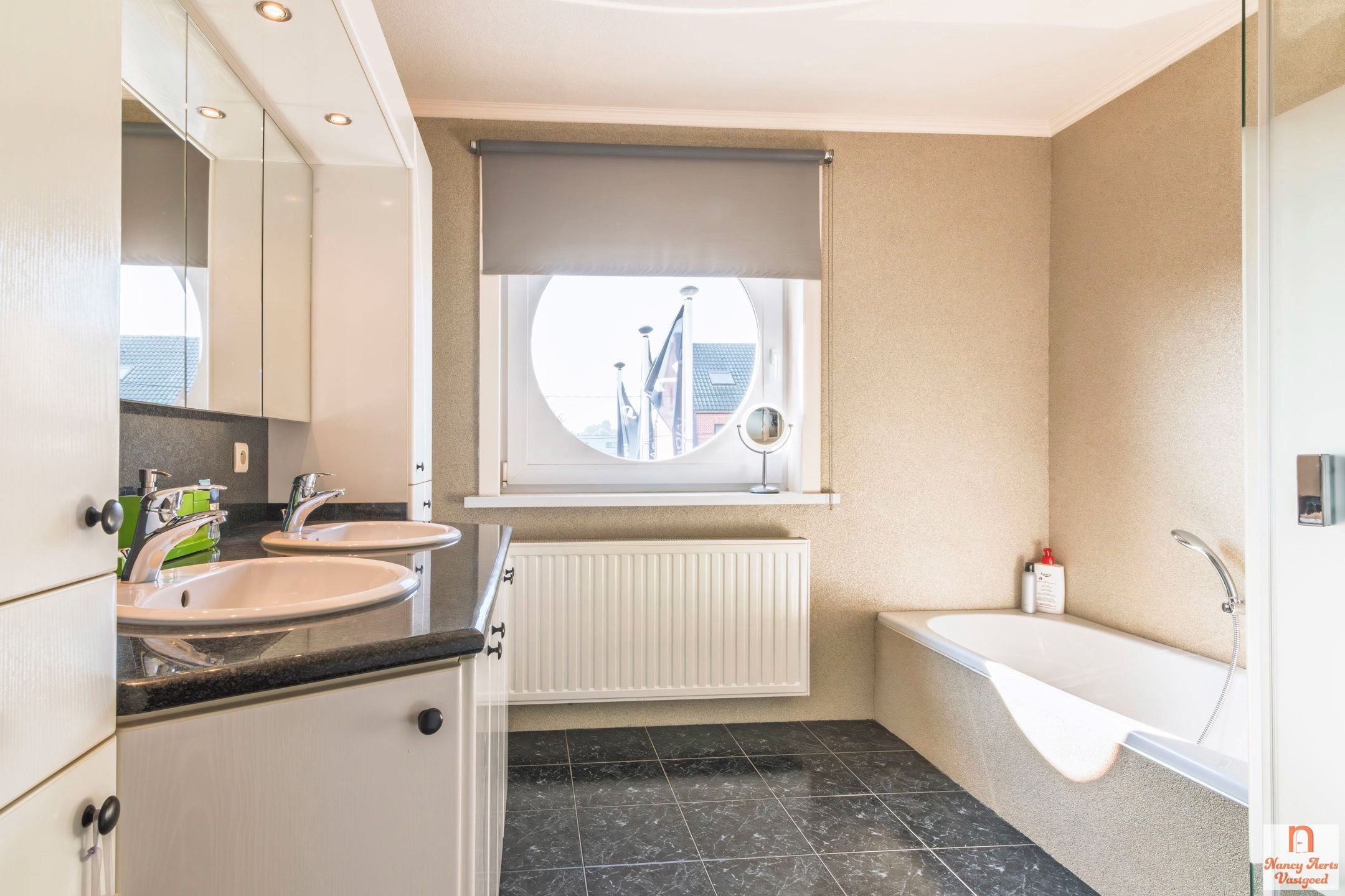 Ruim, stijlvol appartement met 3 slaapkamers foto 11