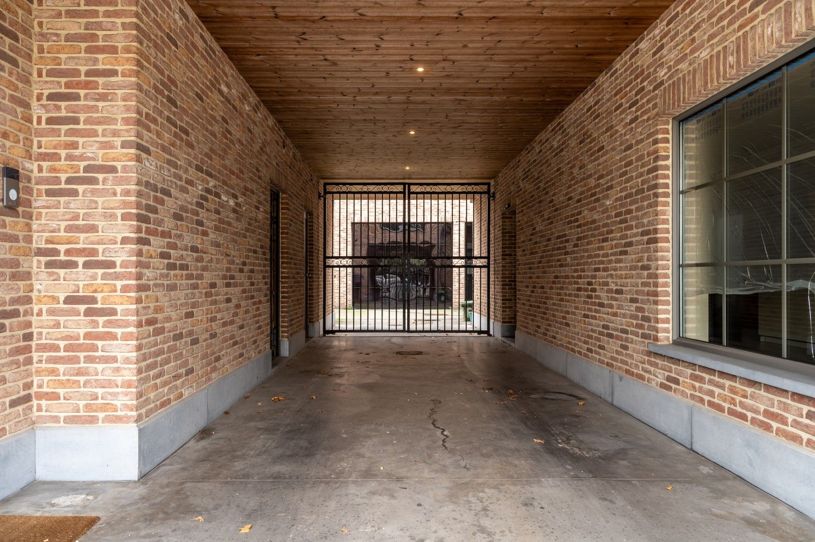 Magazijn 550 m2 met zonnepanelen. foto {{pictureIndex}}