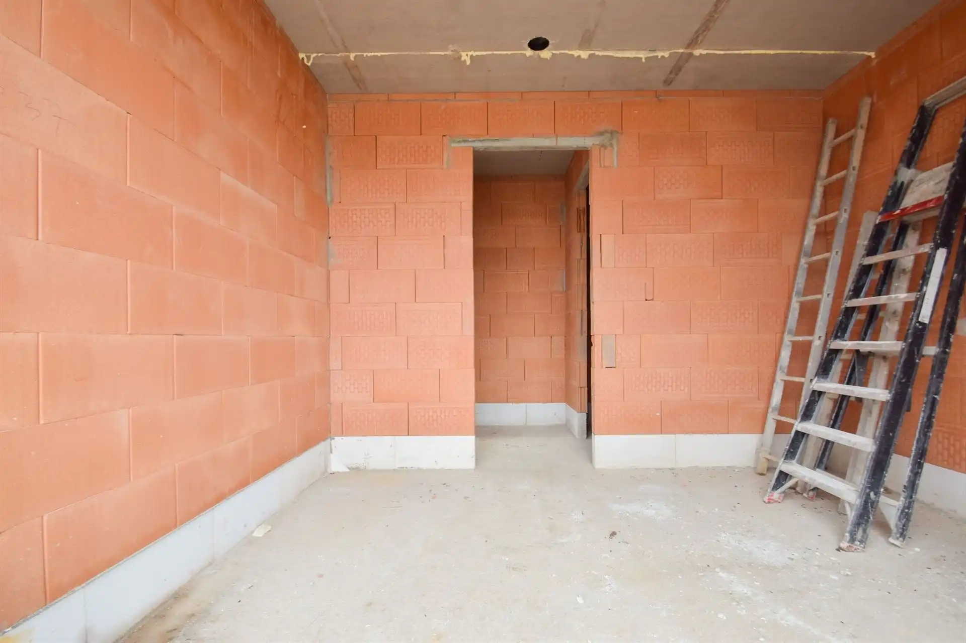 Halfopen nieuwbouw met mog. 4 slpk in een doodlopende straat foto 2