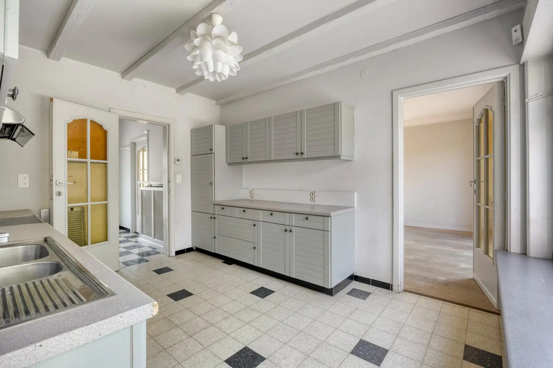 Karaktervolle woning met terras en grote tuin. foto 10