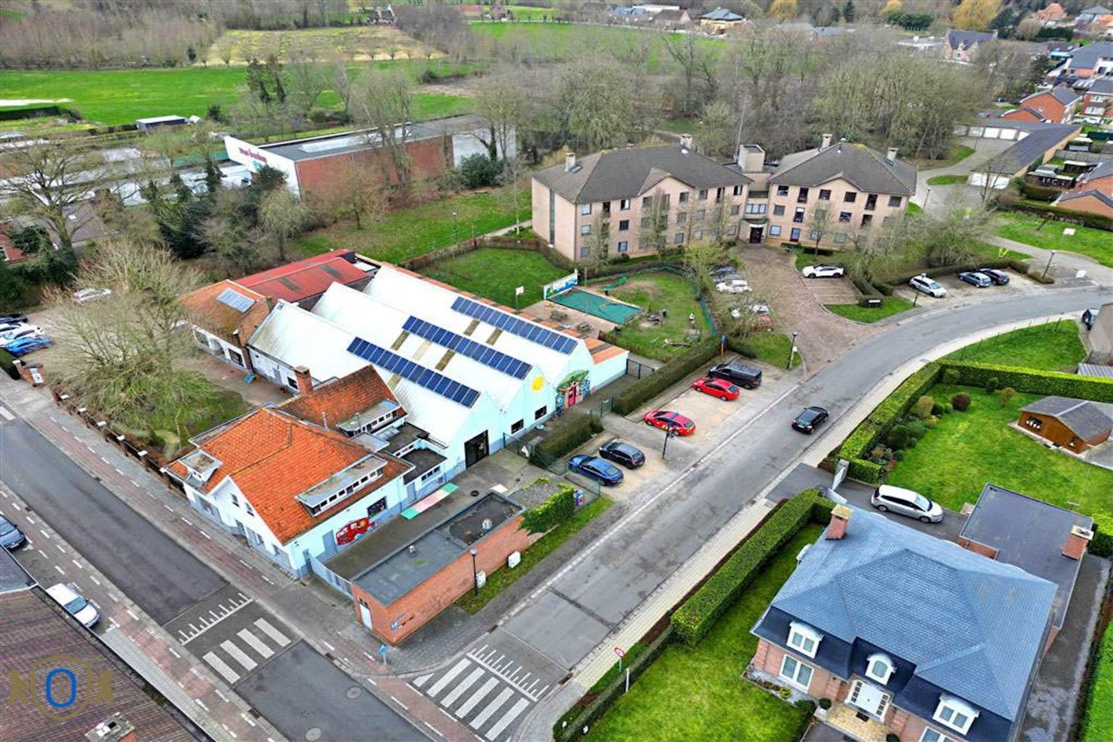 Complex van assistentieflats met garages en bijgebouwen foto {{pictureIndex}}
