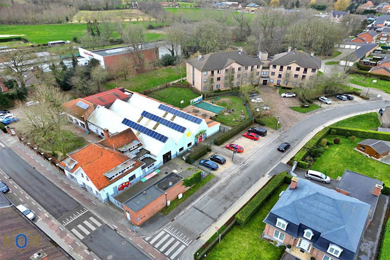 Complex van assistentieflats met garages en bijgebouwen foto 1