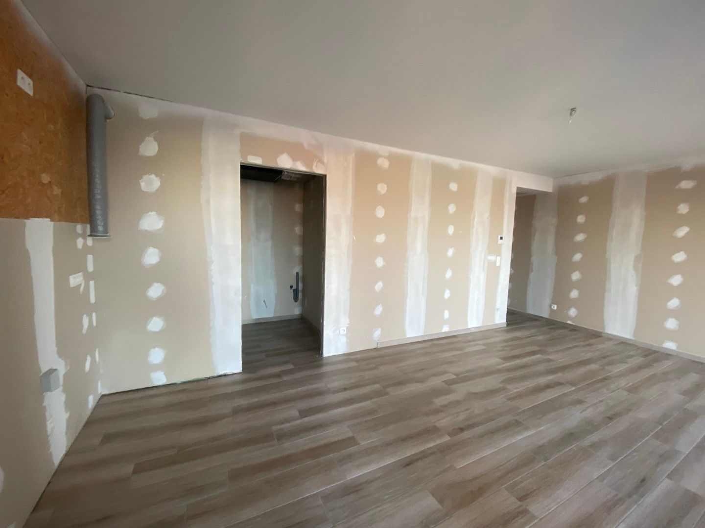 Nieuwbouwappartement met één slaapkamer gelegen in het commercieel centrum van Eisden. foto 3
