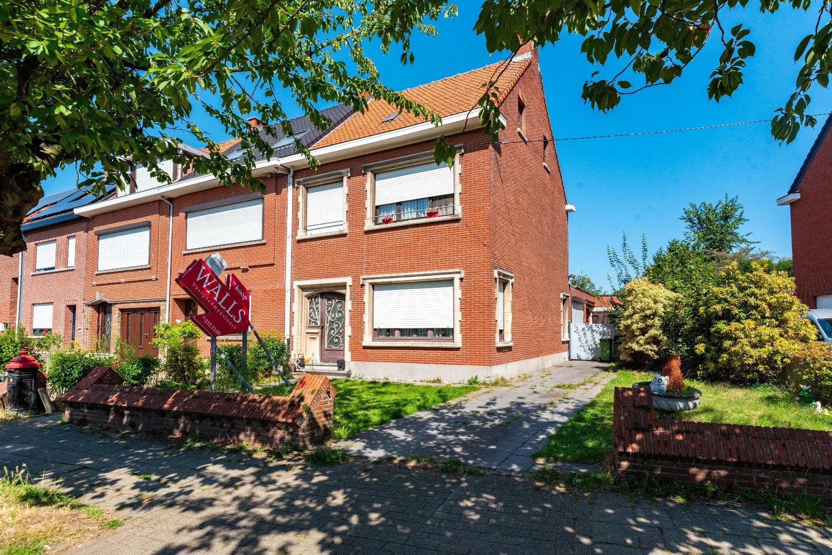 Ruime halfopen bebouwing met vijf slaapkamers foto 2