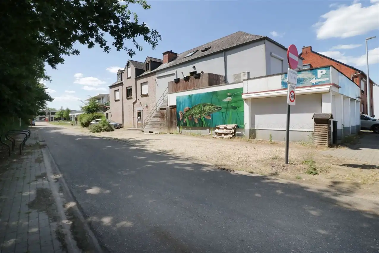 handelszaak met magazijn op zeer zichtbare locatie foto 2