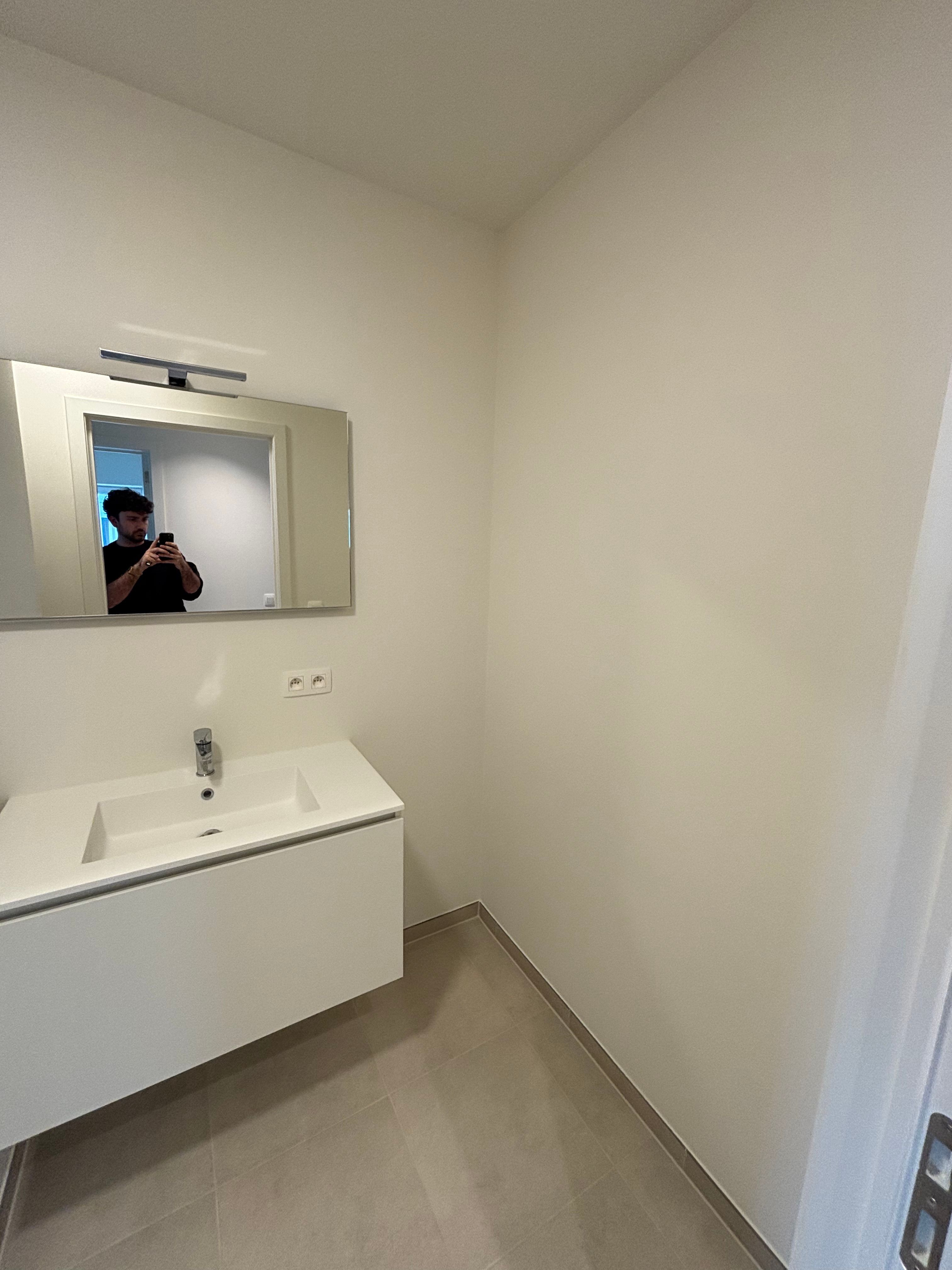 Nieuwbouw 1-slaapkamerappartement met bureau foto 7