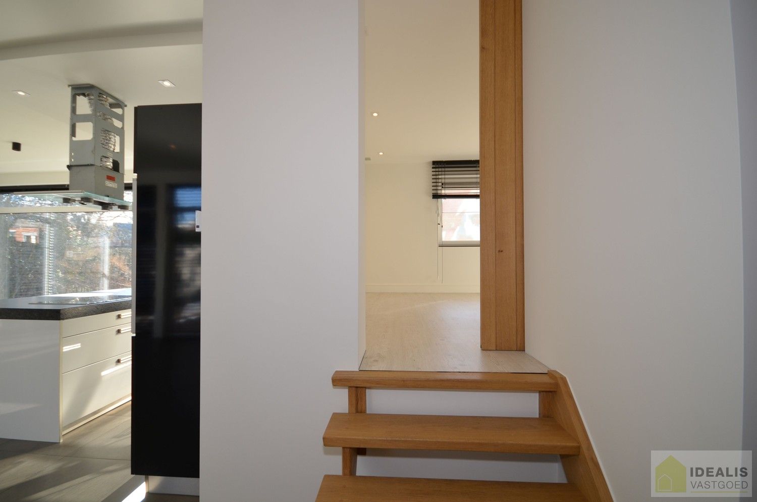 IDEALIS VASTGOED  - Luxueus, zeer hoogwaardig afgewerkt , instapklaar gelijkvloers appartement  in het midden van het centrum van Neerpelt op wandelafstand van horeca, shopping en openbaar vervoer! foto 7