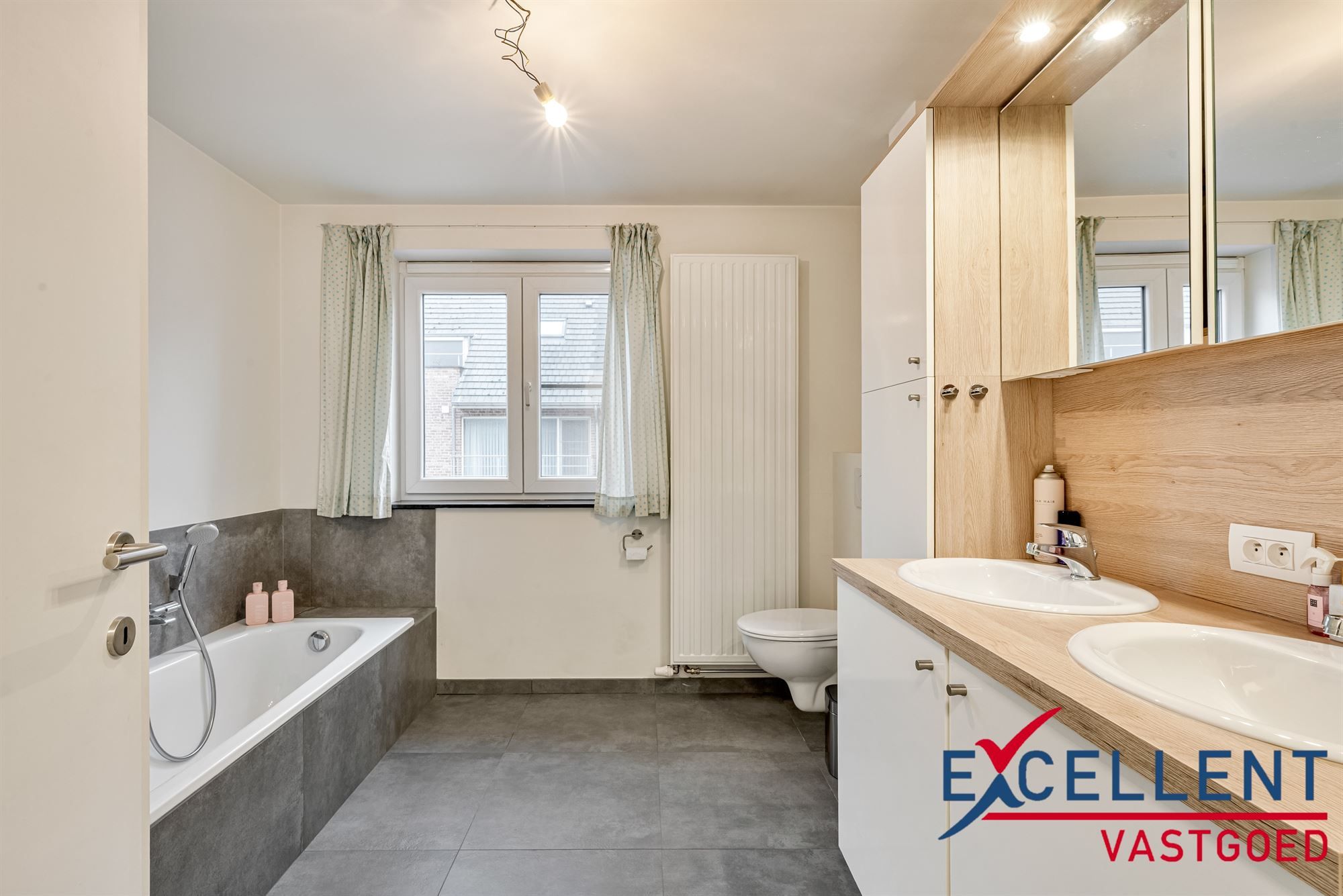 Instapklare en ruime woning met 5 slaapkamers in Zulte te koop foto 9