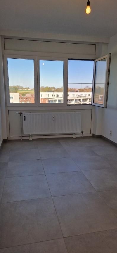 Volledig vernieuwd APPARTEMENT op de 4de verdieping met 2 slaapkamers, ondergrondse kelder en garage in het hoofdgebouw foto 33