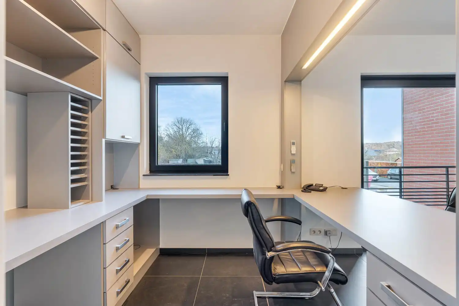 Recente, polyvalente en lichtrijke handelsruimte met 3 private autostaanplaatsen op een commercieel gunstige ligging te Kessel-Lo! foto 8