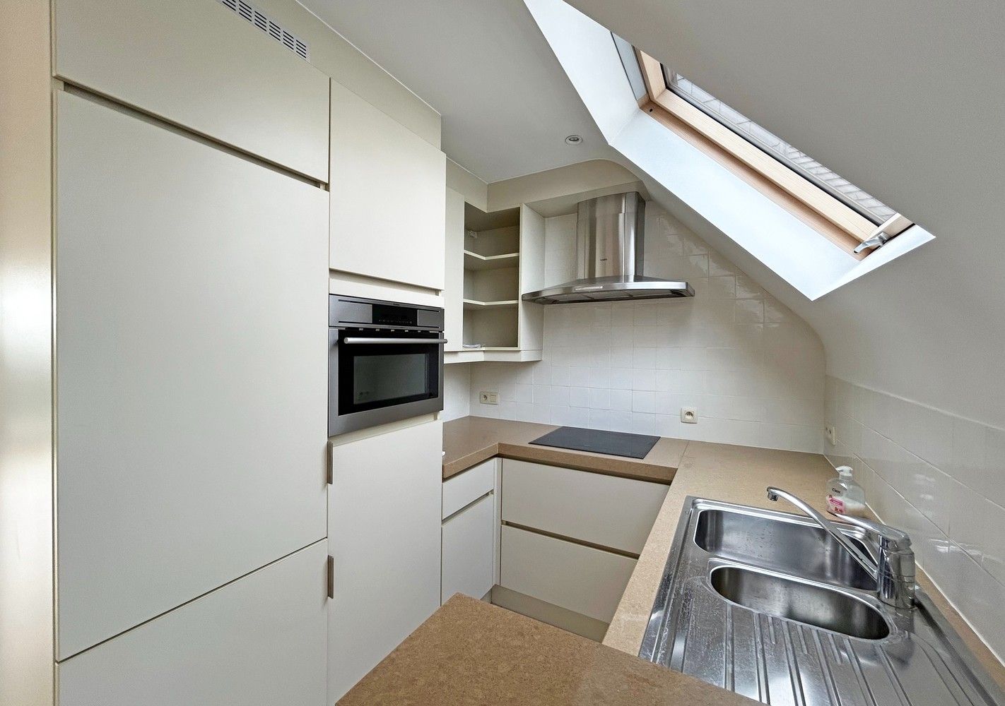 Prachtige duplex met 3 slaapkamers, 3 terrassen en garagebox in Wijnegem! foto 4