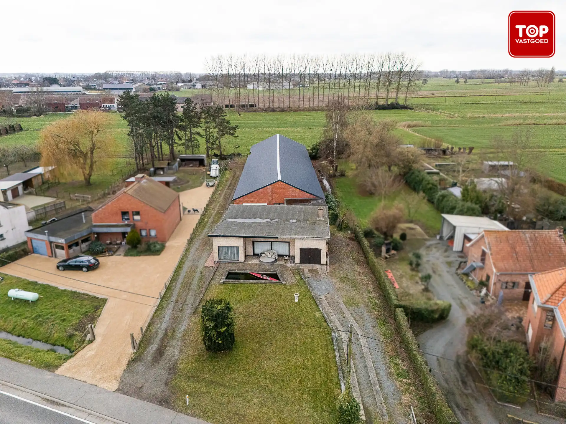 Te renoveren woning met enorme loods foto 2