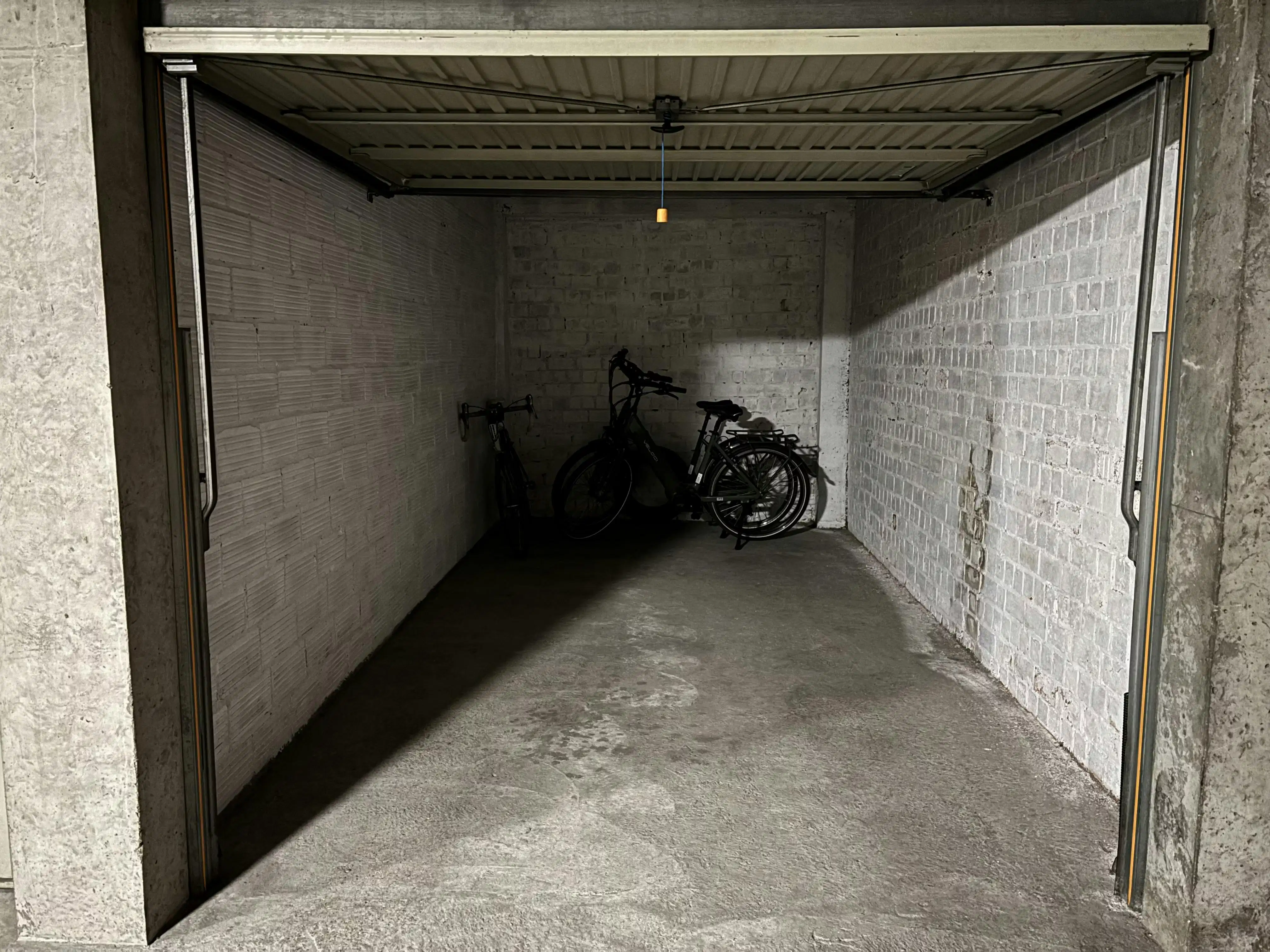 Garagebox op toplocatie foto {{pictureIndex}}