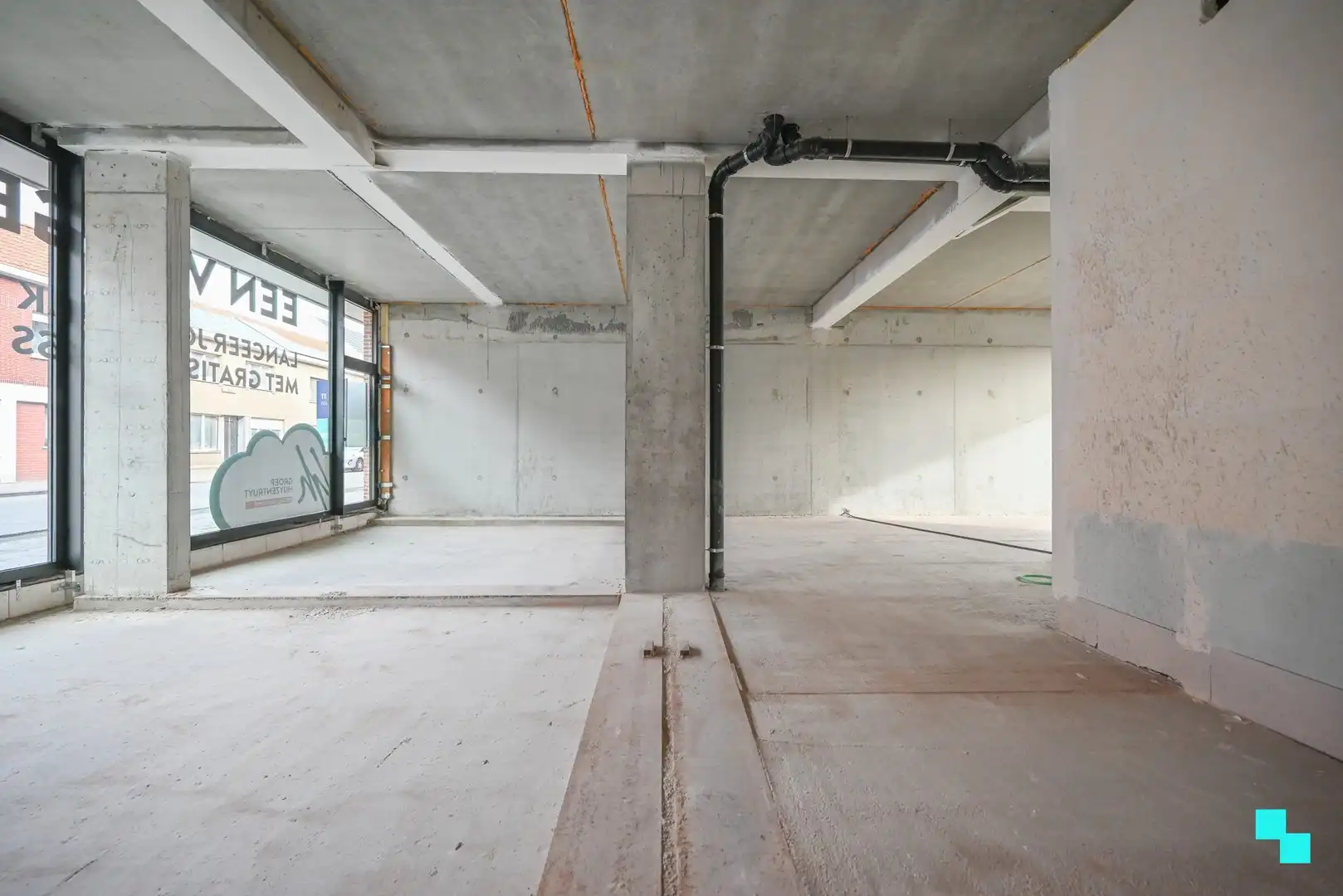 Centraal gelegen handelsruimte met ruime parkeermogelijkheid! foto 7