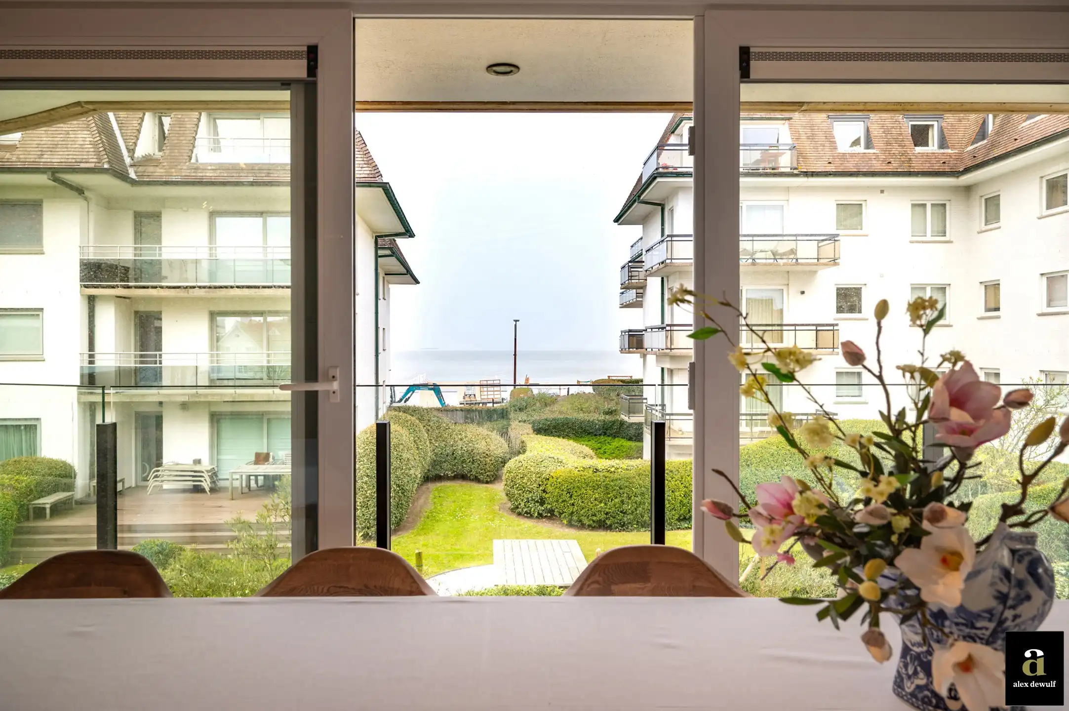 Uitstekend gelegen en stijlvol gerenoveerd appartement met goed zeezicht in villaresidentie [Kustlaan - Knokke Zoute]. foto 18