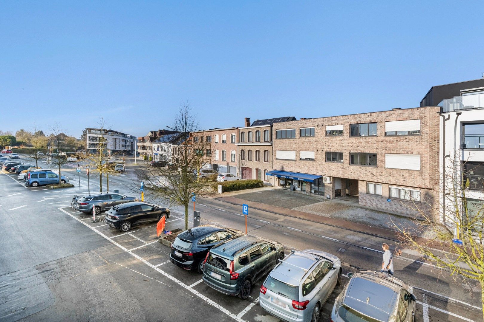 Op zoek naar een opbrengsteigendom met handelspand, 2 appartementen en 4 garages in hartje Merchtem? Welkom Home!  foto 5