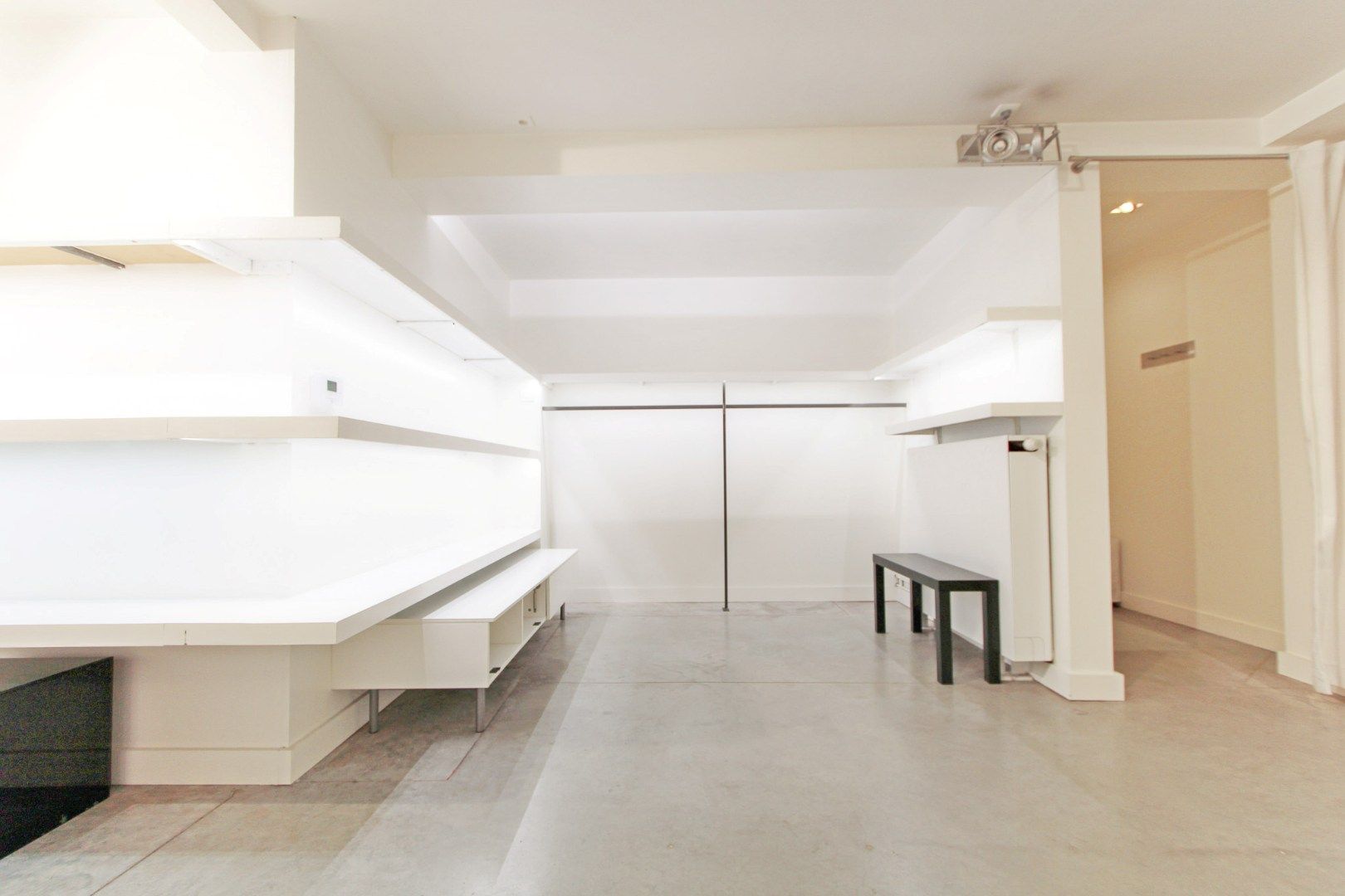 Instapklare kledingwinkel te huur Dumortierlaan 86 foto 4