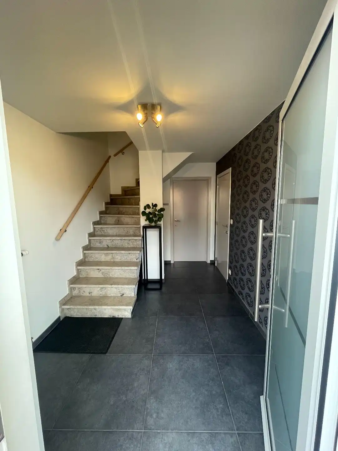 Verzorgde bel-etagewoning met 3 slpk, terras, patio  en garage nabij het centrum van As. foto 3