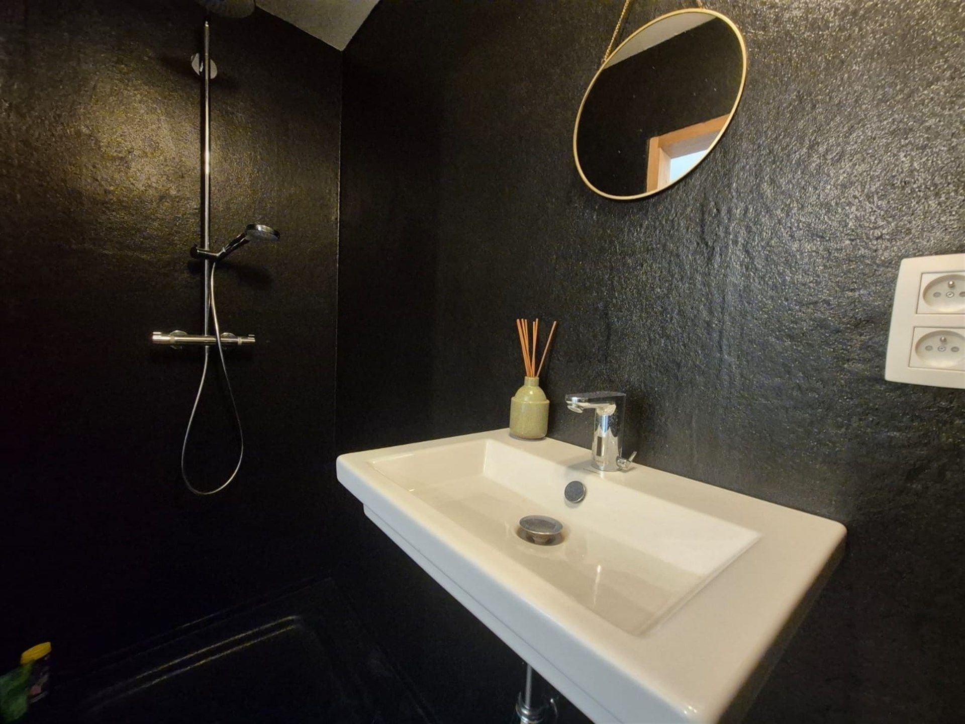 Gelijkvloerse kantoorruimte met kelder en terras. foto 22