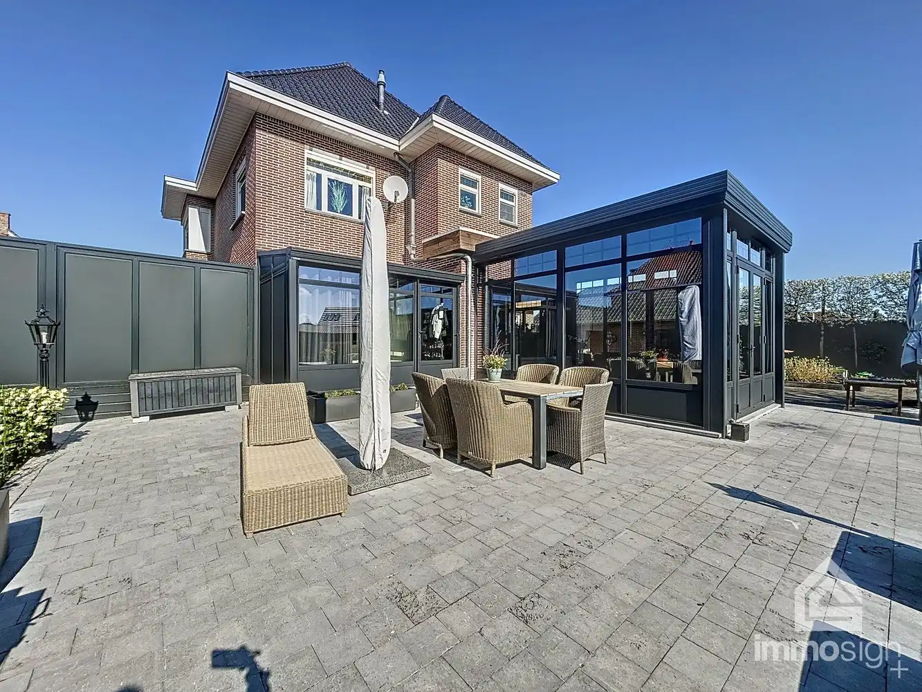 Exclusieve woning voorzien van dubbele garage en bedrijfshal op de Nederlandse grens foto {{pictureIndex}}