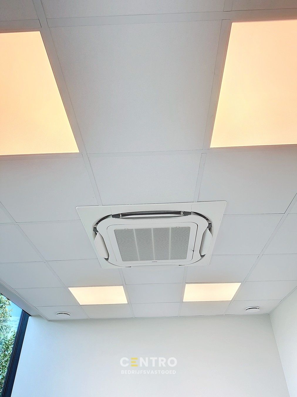 Splinternieuwe (° 2023) PLUG & PLAY kantoorruimte (20m²) met alle randaccommodatie te Oostende (naast de afrit "Zandvoorde". foto 6