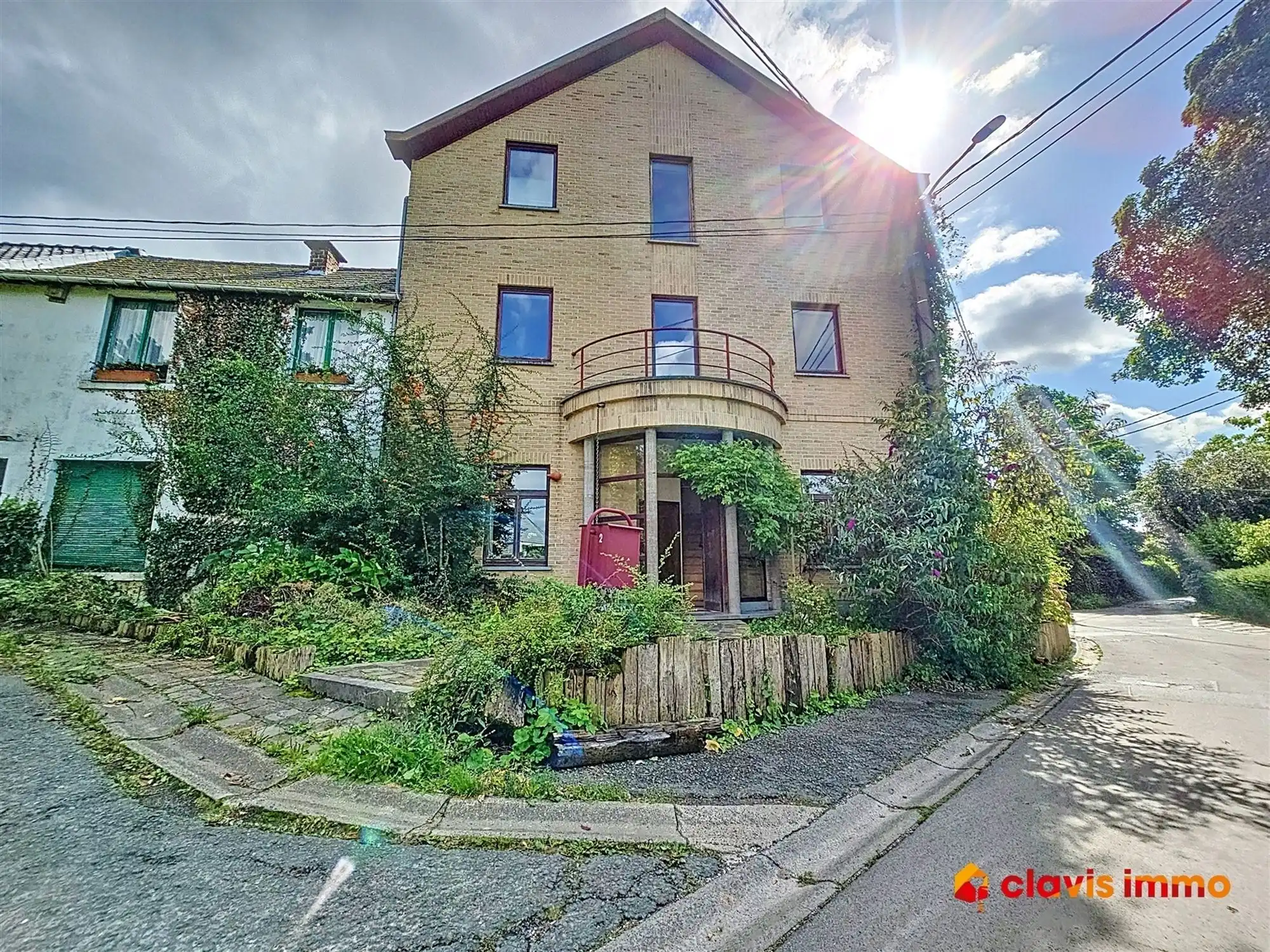 Appartementsgebouw met twee eenheden en huisje foto 2