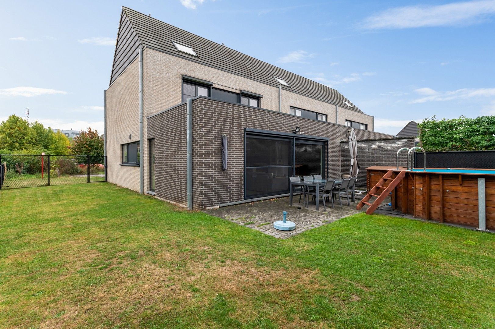 Instapklare halfopen woning met 4 slpk, tuin met zwembad foto 10