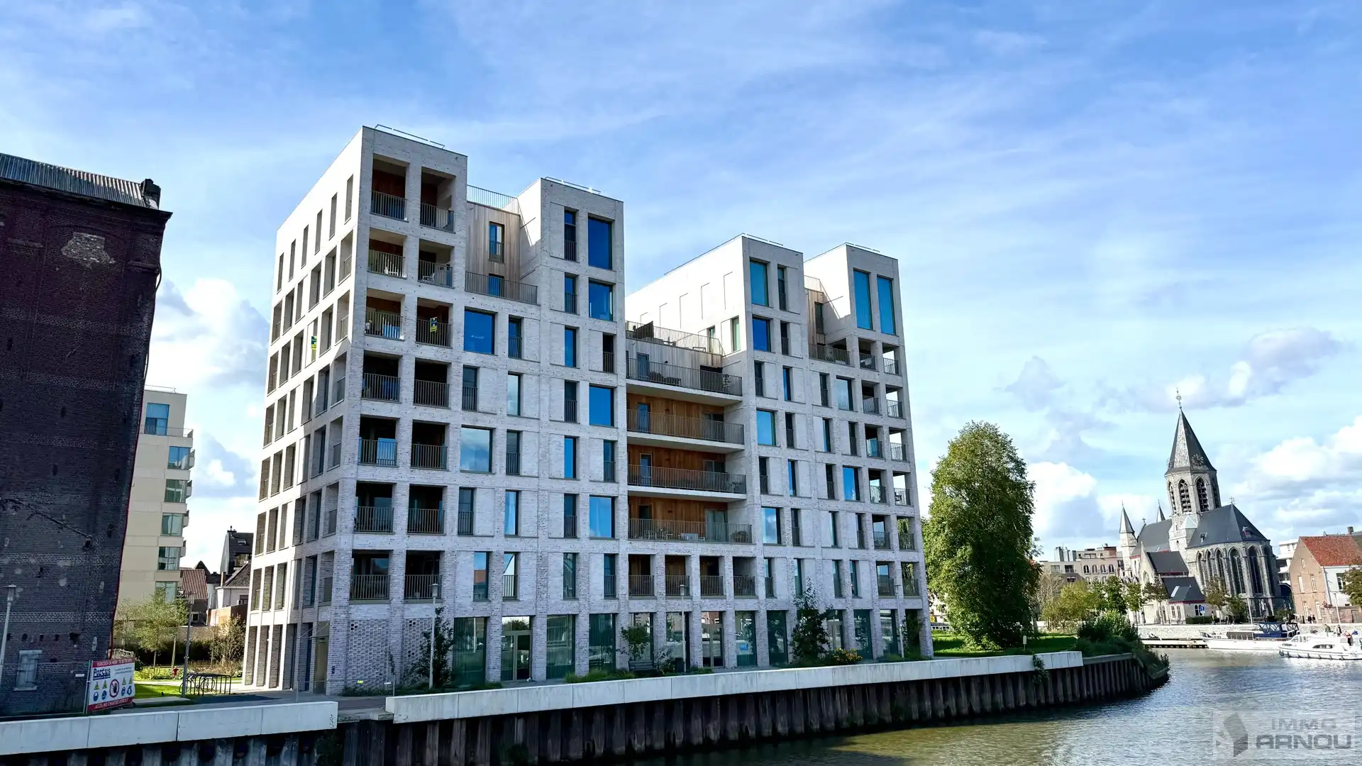 Instapklaar recent appartement met 2 slaapkamers foto {{pictureIndex}}
