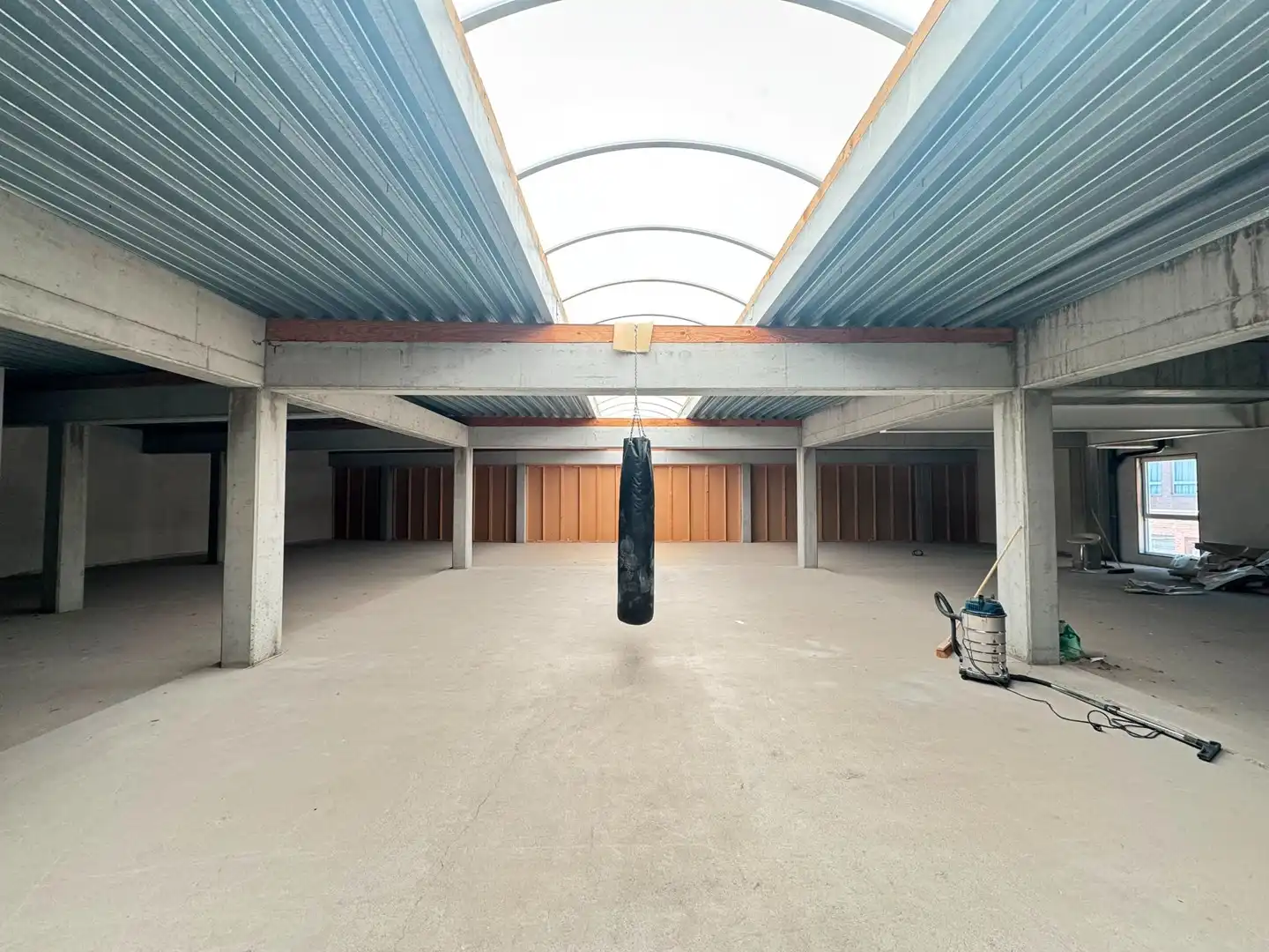 Ruim handelspand van 525 m² in het commerciële hart van Berchem foto 2